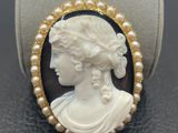 la tête d'une femme ornée de perles, dans un cadre en or