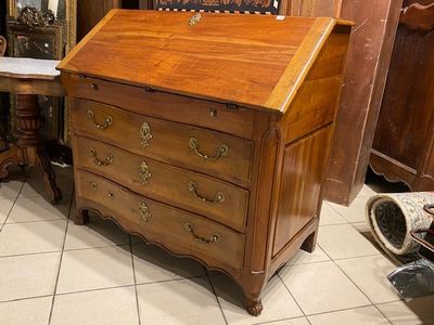 Bureau scriban style Louis XV en noyer blond, époque XVIIIèm…