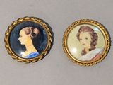 deux portraits miniatures de femmes dans des cadres dorés, posés sur une table