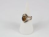 un gros plan d'une bague en argent sertie d'une pierre « œil-de-tigre »