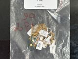 un sac contenant des bijoux en or et en argent posé sur une table