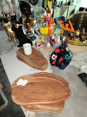 une table sur laquelle se trouvent de nombreux objets en bois