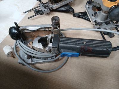 un grand nombre d'outils posés sur une table