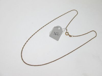 Gros plan sur un collier portant une étiquette