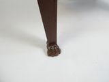 une table en bois avec un plateau blanc et des pieds marron