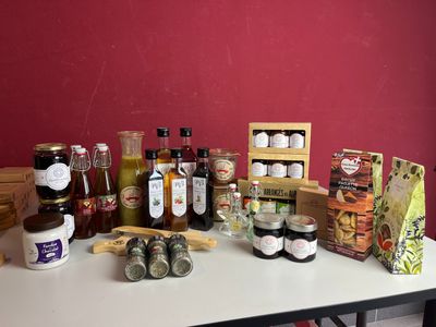 une table sur laquelle sont disposés de nombreux plats différents