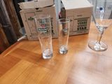deux verres posés sur une table à côté d'un carton de bière