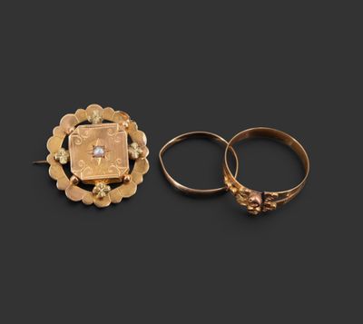 deux bagues en or et une bague sertie d'un diamant