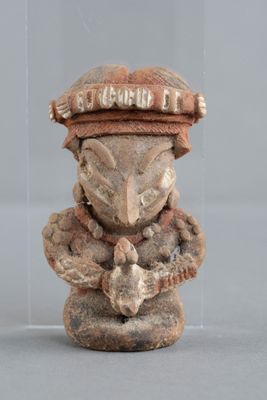 une figurine représentant un homme portant un chapeau sur la tête