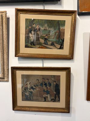 de nombreuses photos encadrées sur le mur de cette pièce