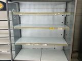 une vitrine vide dans le magasin, à vendre
