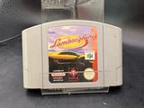 une image représentant un jeu Nintendo dans son boîtier en plastique, posé sur une table