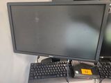 deux écrans d'ordinateur et un clavier sur un bureau