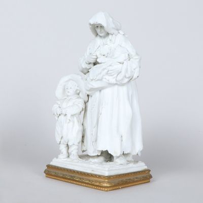 une image représentant une statue d'une femme tenant un bébé et un enfant dans ses bras