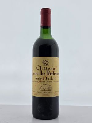 gros plan d'une bouteille de vin sur une table