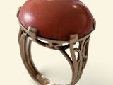 une image représentant une bague sertie d'une grosse pierre rouge