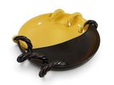 une assiette jaune et noire entourée d'une corde, posée sur un fond blanc