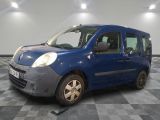 la photo d'une petite camionnette bleue garée dans un garage