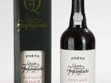 la bouteille de vin se trouve à côté de la boîte de vin