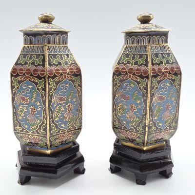deux vases ornés de motifs colorés