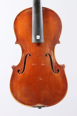gros plan d'un violon avec un archet sur fond blanc