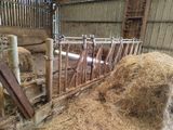 une meule de foin dans une grange, près d'une clôture