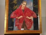 un tableau représentant une femme portant un châle rouge, posé sur un chevalet