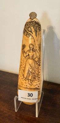 une plaque en bois sur laquelle figure le portrait d'une femme