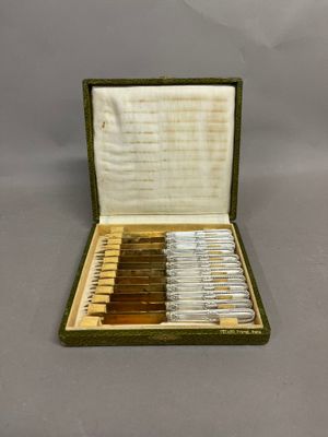 Suite de douze couteaux à fruit, manche en argent fourré et …