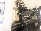 une photo en noir et blanc d'un homme armé