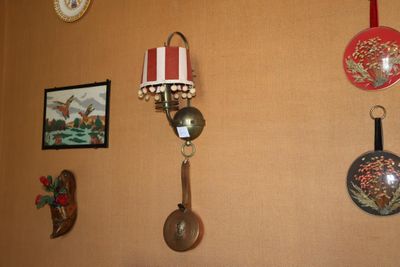 un mur sur lequel sont accrochés une horloge, une lampe et d'autres objets décoratifs