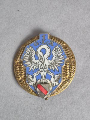 un gros plan sur un insigne bleu et or orné d'un oiseau
