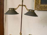une lampe posée sur une table en bois