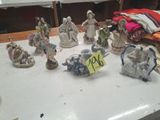 de nombreuses figurines posées sur une table, accompagnées d'une étiquette de prix