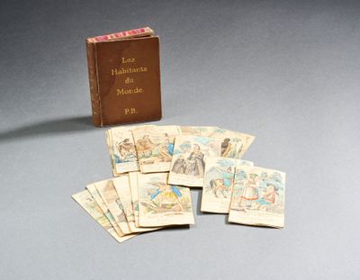 une boîte de cartes et un livre posés sur une table