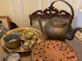 une table sur laquelle se trouvent une théière, un service à thé et d'autres objets
