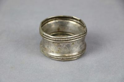 une photo d'une bague en argent posée sur une table