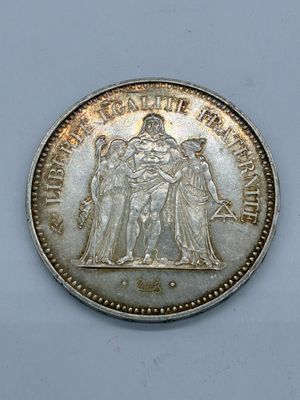une vieille pièce d'argent sur laquelle sont représentés une femme et un homme