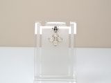 une petite vitrine transparente ornée d'une croix
