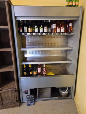 un réfrigérateur dans lequel se trouvent de nombreuses bouteilles d'alcool
