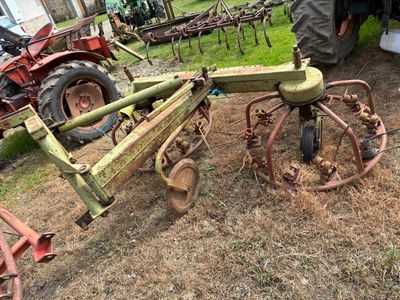 un tracteur équipé d'une charrue dans un champ