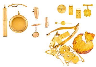 de nombreux bijoux en or sur fond blanc
