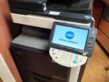 une imprimante multifonction posée sur un bureau