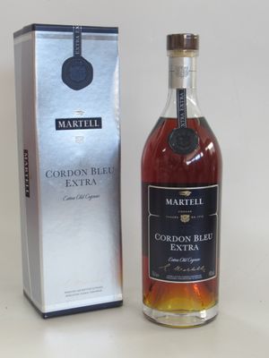 une bouteille de Martell Cordon Bleu Extra devant une boîte