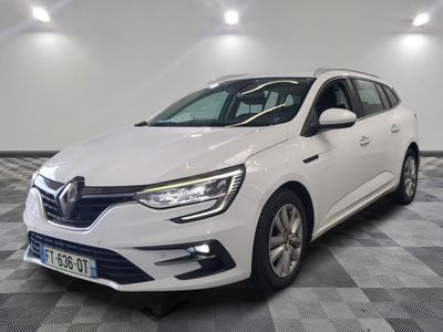 la voiture blanche est garée sur le sol à carreaux d'une pièce