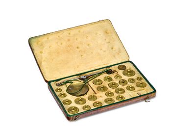 une valise ouverte contenant une paire de lunettes