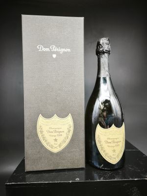 une bouteille de champagne et une boîte posées sur une table