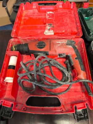 une boîte à outils rouge avec des outils sur une table
