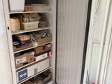 un réfrigérateur qui contient beaucoup de boîtes
