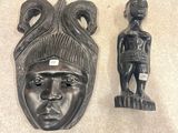 deux masques posés par terre l'un à côté de l'autre